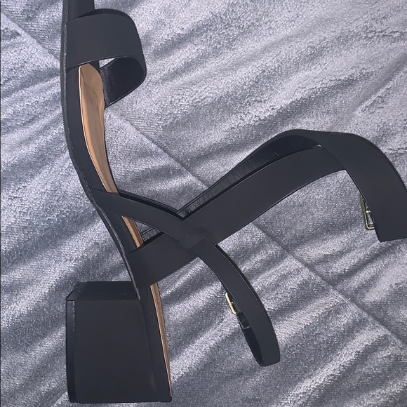 Black heels! - Picture 3 of 3